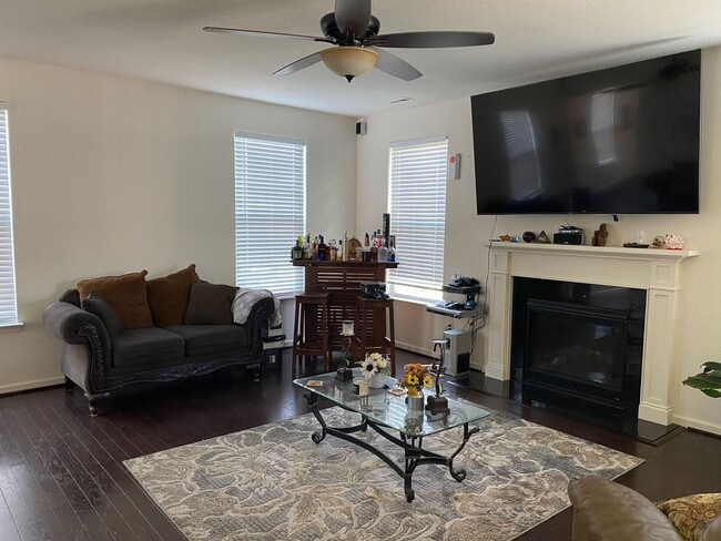Building Photo - Welcome home to this beautiful 4-bedroom h...