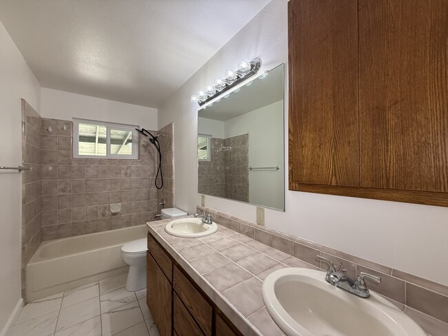 Building Photo - 9109 Midway