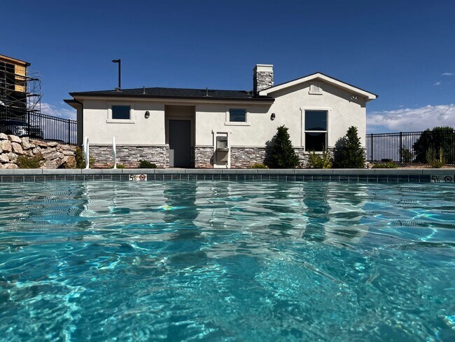 Building Photo - Great 2 bed 1 bath condo with pool and pickleball courts