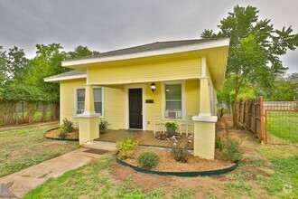 Building Photo - 2 bed 1 bath; AVAILABLE NOW!
