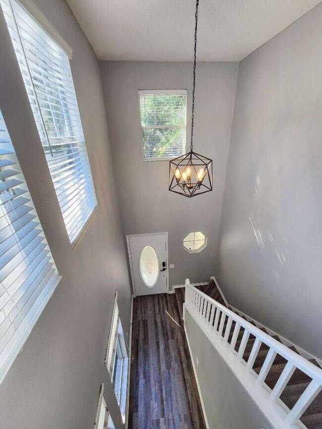 Building Photo - 402 S Willow Ave