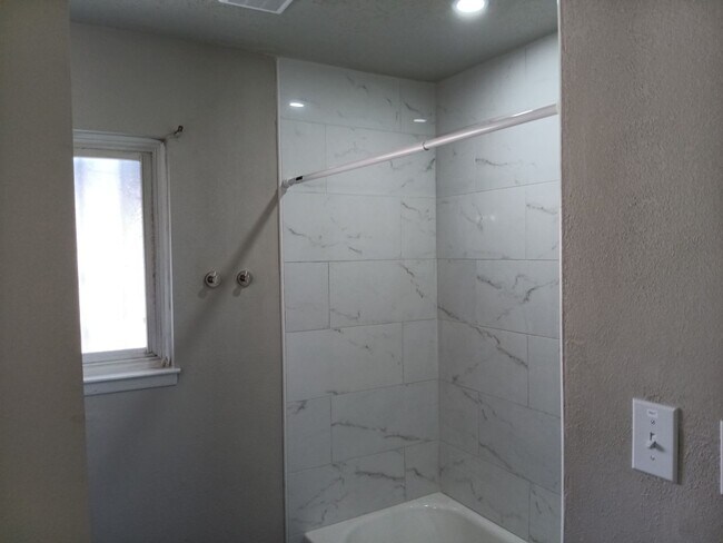 Building Photo - Charming 4-bedroom, 2-bathroom! Showings available NOW!