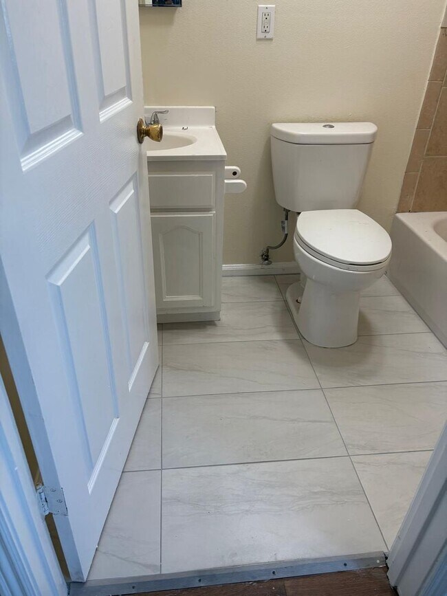 Building Photo - 3 Bed/2 Bath Move In Today! $3,200!
