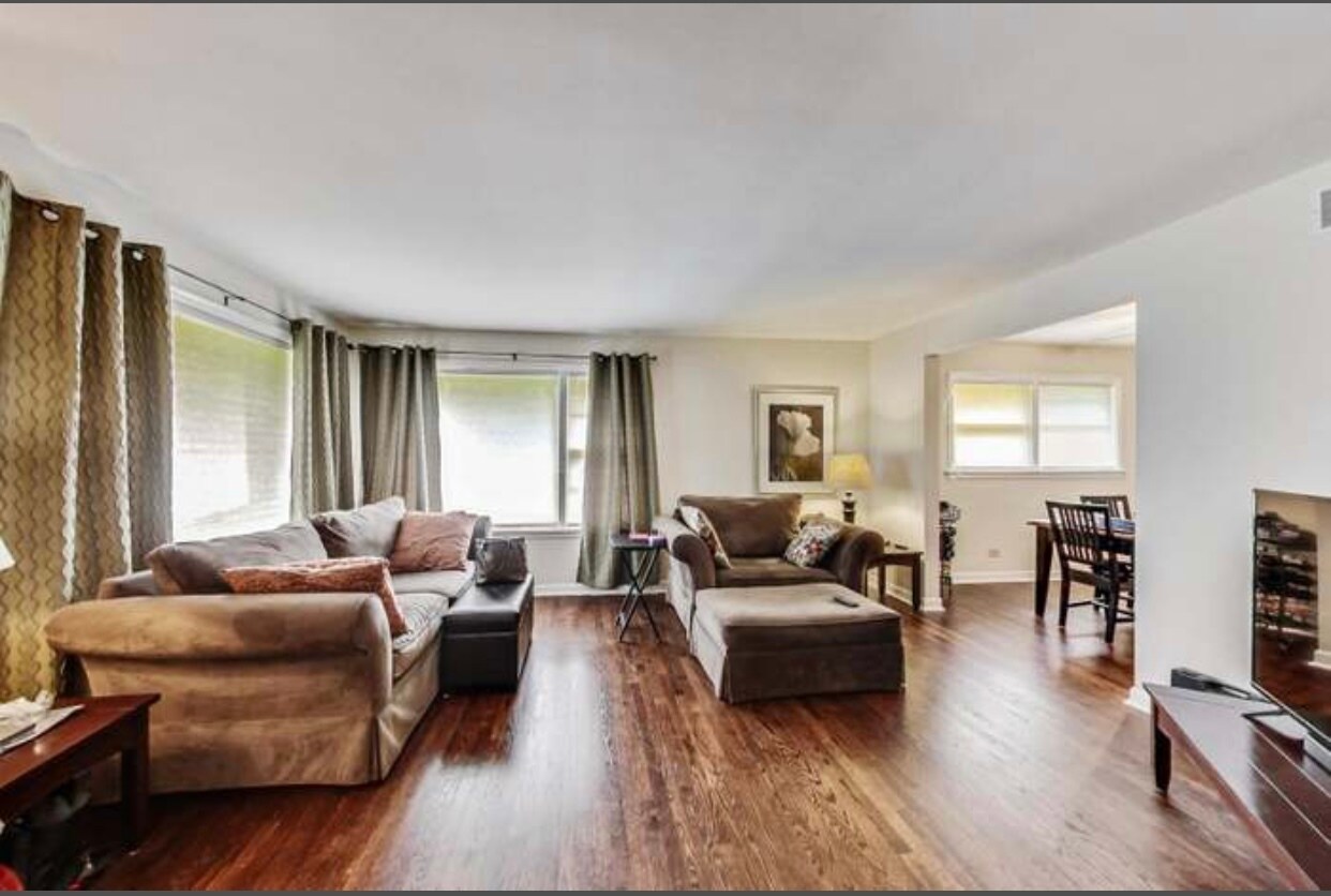 Building Photo - 2800 Manor Ln