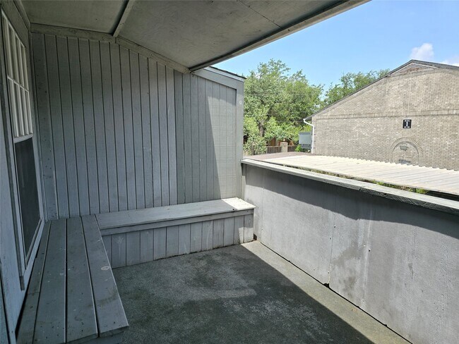 Building Photo - 9797 Leawood Blvd