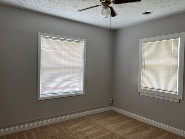 Building Photo - 3 bed 2 full bath -one level house in Jone...