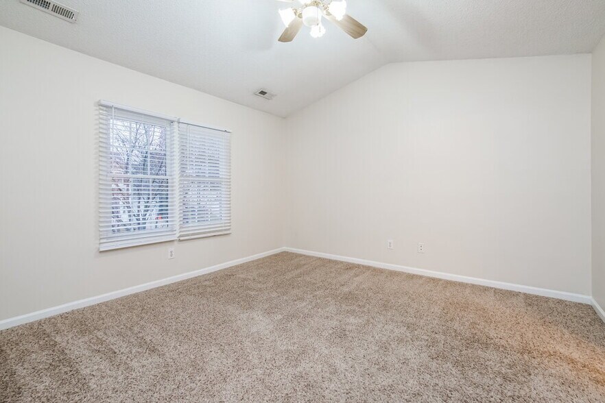 Building Photo - 813 Hanska Way