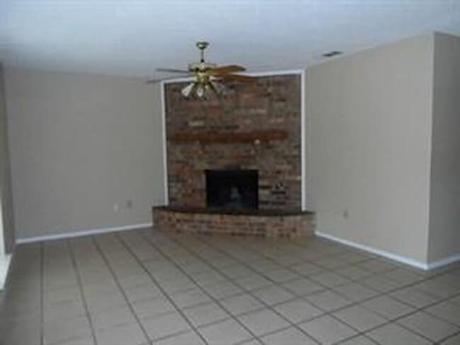 Building Photo - REFRESHED HALF DUPLEX IN IRVING!!