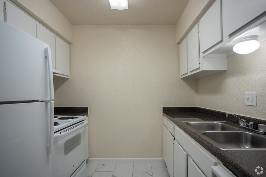 1BR, 1BA - 676SF - Kitchen - Turtle Creek