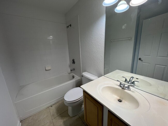 Building Photo - Beautiful 3 Bed 2 Bath with a Den Gated Co...