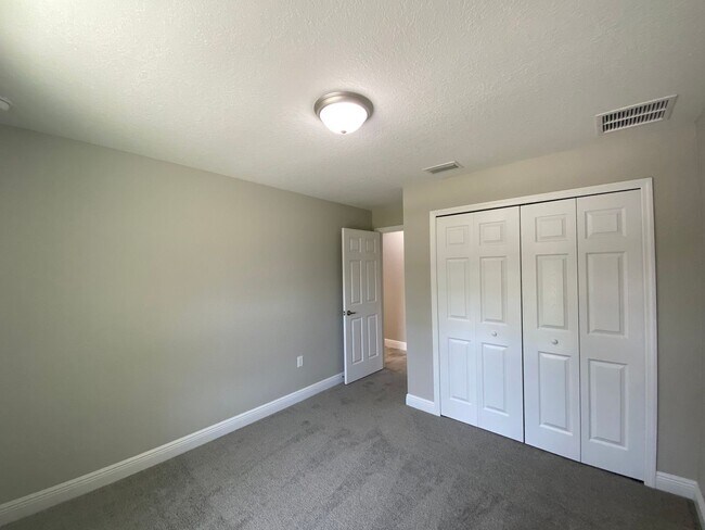 Building Photo - Desirable SW Ocala Neighborhood 4/2/2 *WON...