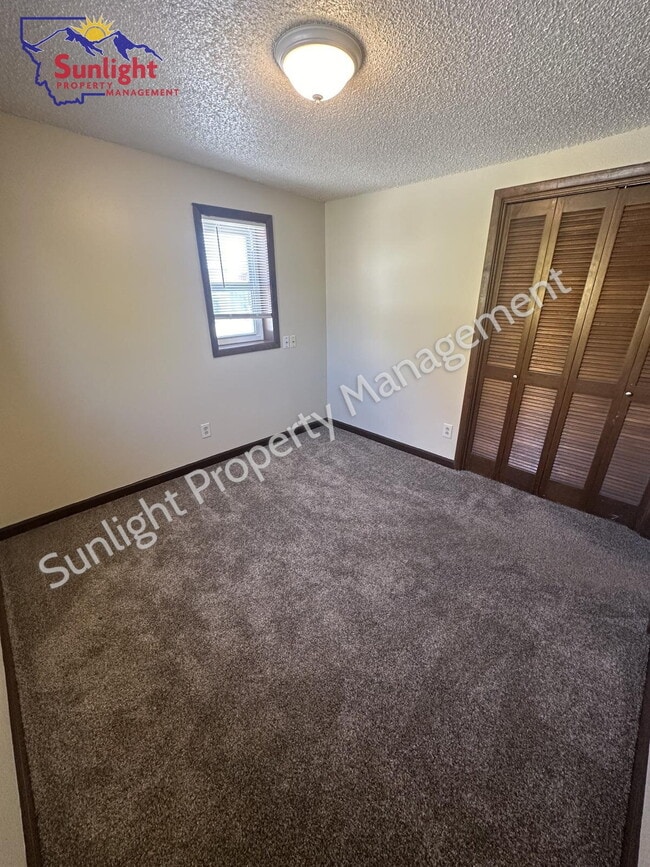 Building Photo - 302 E 1st St