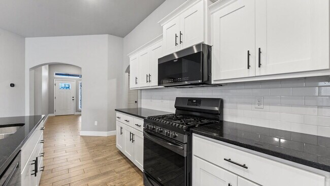 Building Photo - "Spacious 4-Bed Gem with Granite Elegance & Cozy Fireplace in Bentonville!"