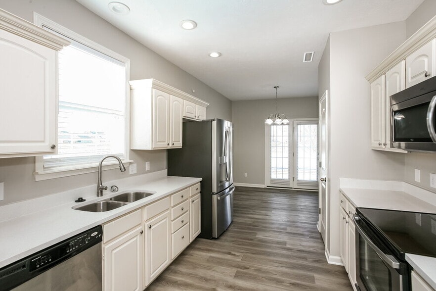 Building Photo - 3400 Roundlake Lane