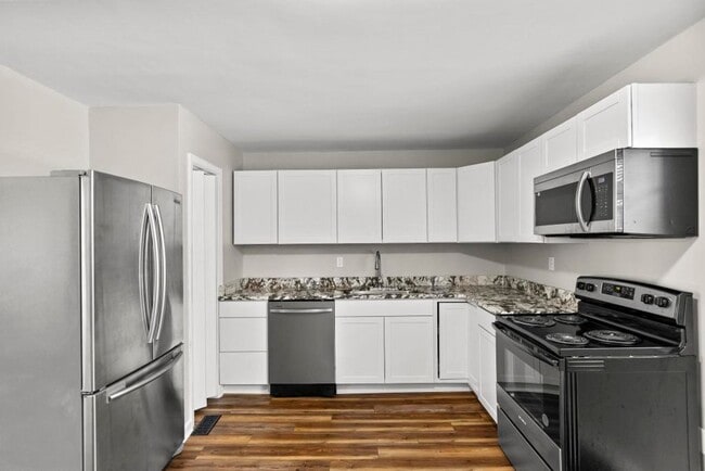 Building Photo - Newly Remodeled Hubert Home