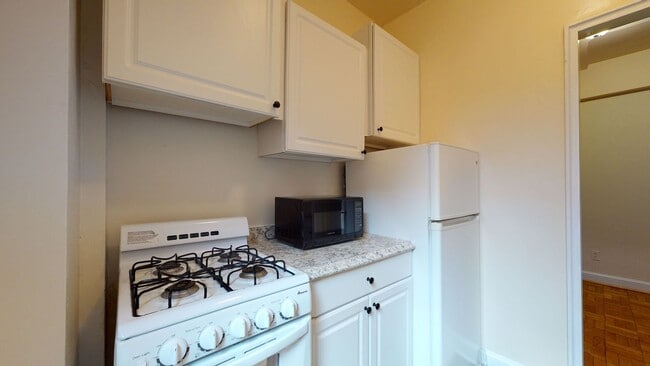 Building Photo - Foggy Bottom Efficiency W/Roofdeck & Garde...