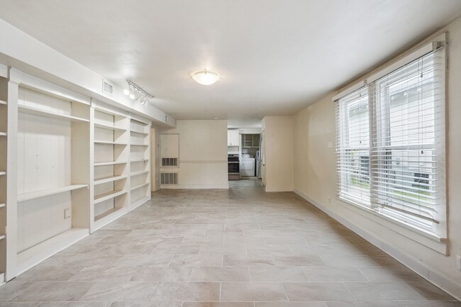 Building Photo - 312 Elmeer Ave