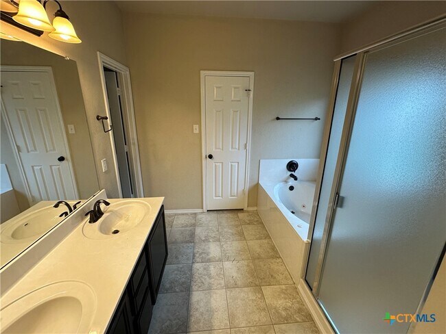 Building Photo - 6808 Rosita Oak Dr