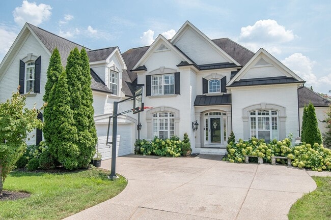 Building Photo - Luxury Living w/ Pool In Brentwood!