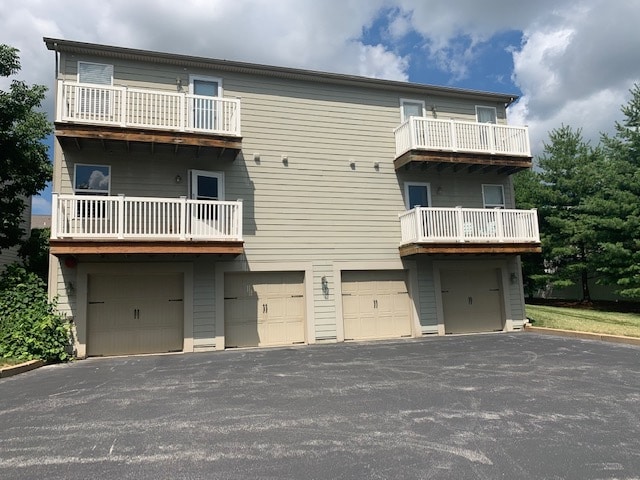 Rear of builing - 4423 Via Condotti