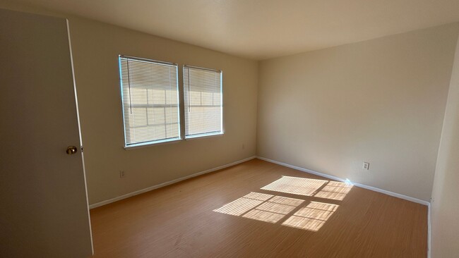 Building Photo - 2 Bedroom Townhome in Highland California