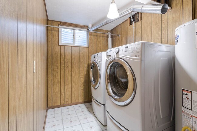 Building Photo - 755 Braun St