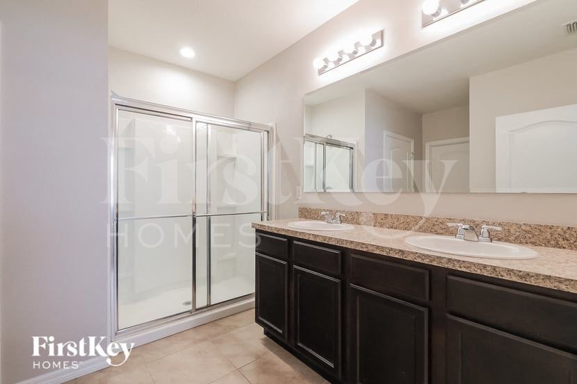 Building Photo - 401 Panda Pl