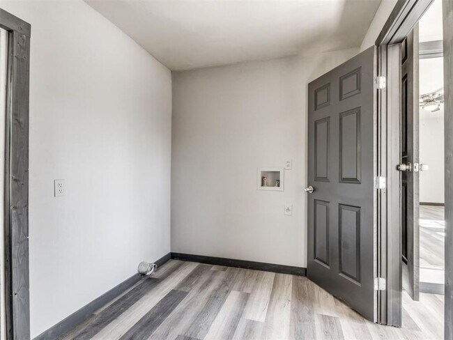 Building Photo - 3 bed, 1 bath home in Del City, OK