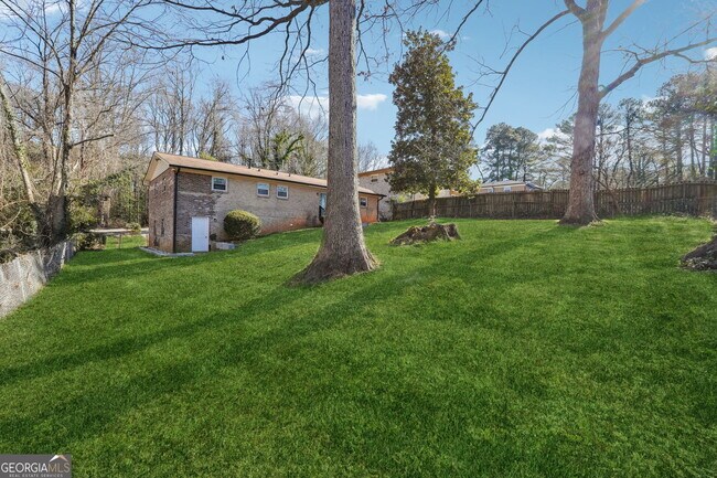 Building Photo - 2419 Greenway Dr