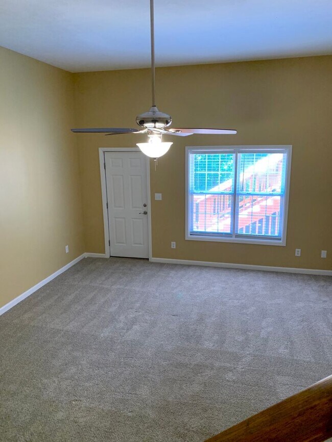 Building Photo - Lovely Tri-level Fayetteville Home