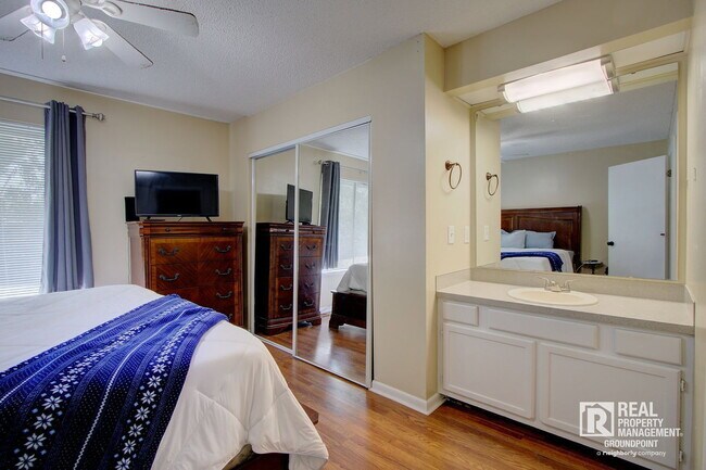 Building Photo - 8471 Yadkin Cir