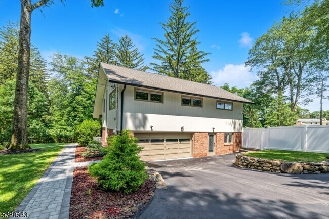 Building Photo - 11 Stevenson Ln