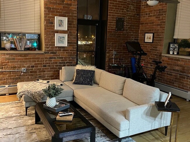 Building Photo - "Chic 1-Bedroom Urban Retreat in Vibrant Denver Locale!"