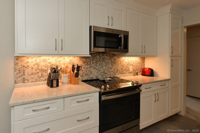 Building Photo - 595 Heritage Village