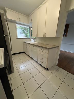 Building Photo - Freshly Painted Large Queen Anne Home! $3495