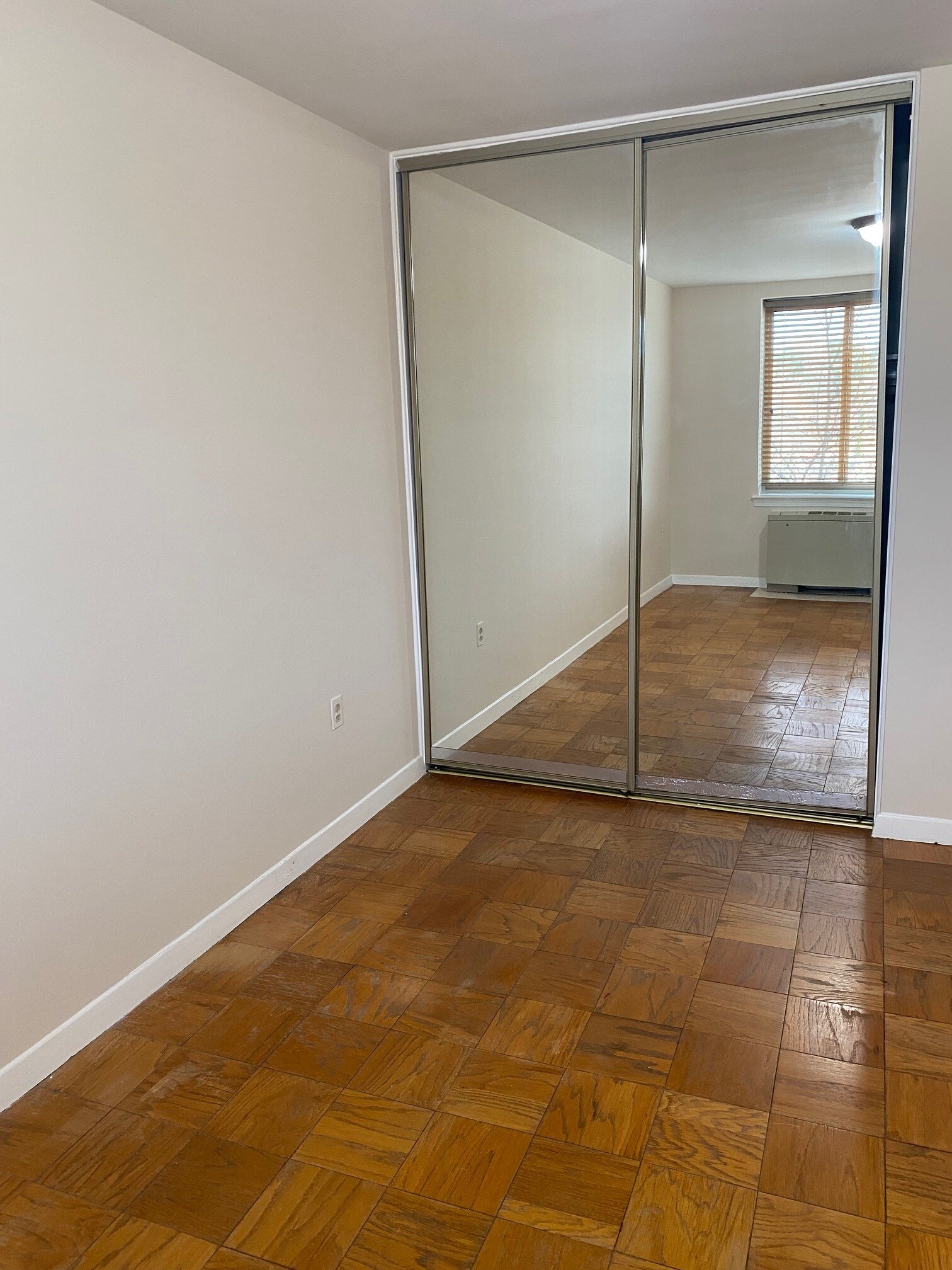 BR w/ mirrored closet - 3000 Spout Run Pkwy