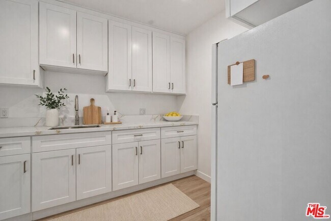 Building Photo - 1827 N Van Ness Ave