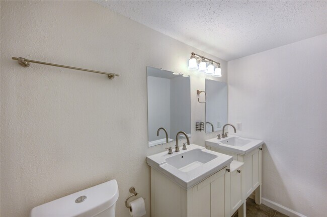 Building Photo - 2120 Wilcrest Dr