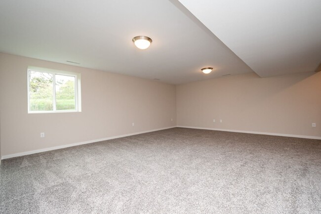 Building Photo - 4 bed 3 bath East side Iowa city!