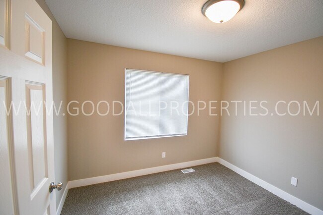 Building Photo - 3 BDRM 2.5 Bath finished basement fenced backyard in Ankeny