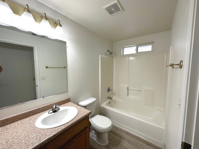 Master Private Bathroom - 1107 Niantic St