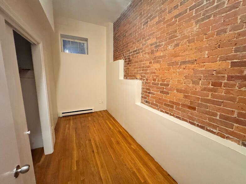 Building Photo - 452 Park Dr