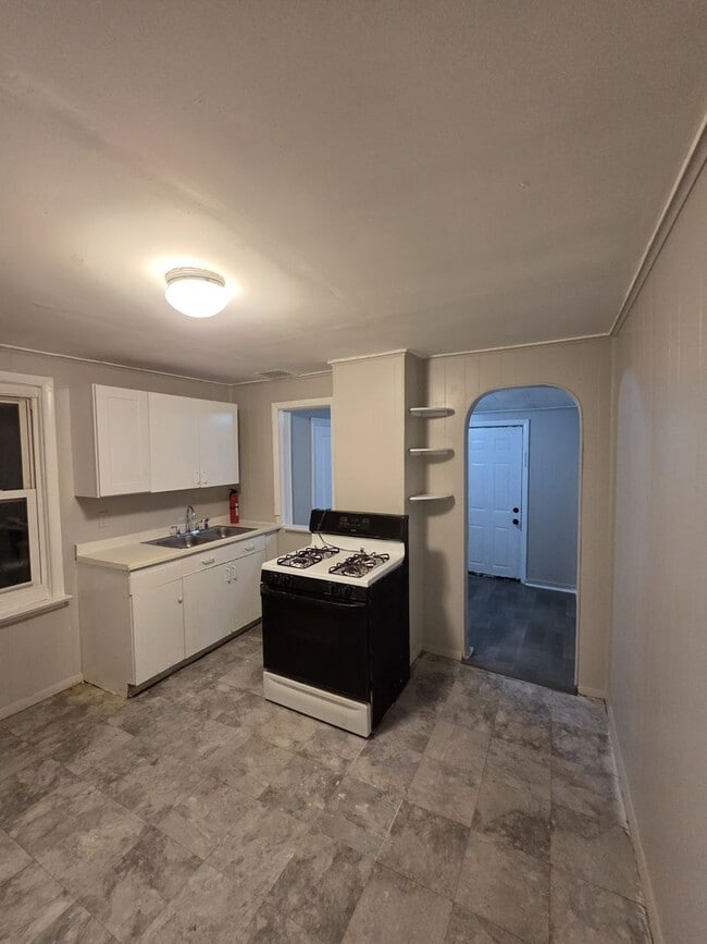 Building Photo - 2 Bedroom House w/ washer and dryer hook up