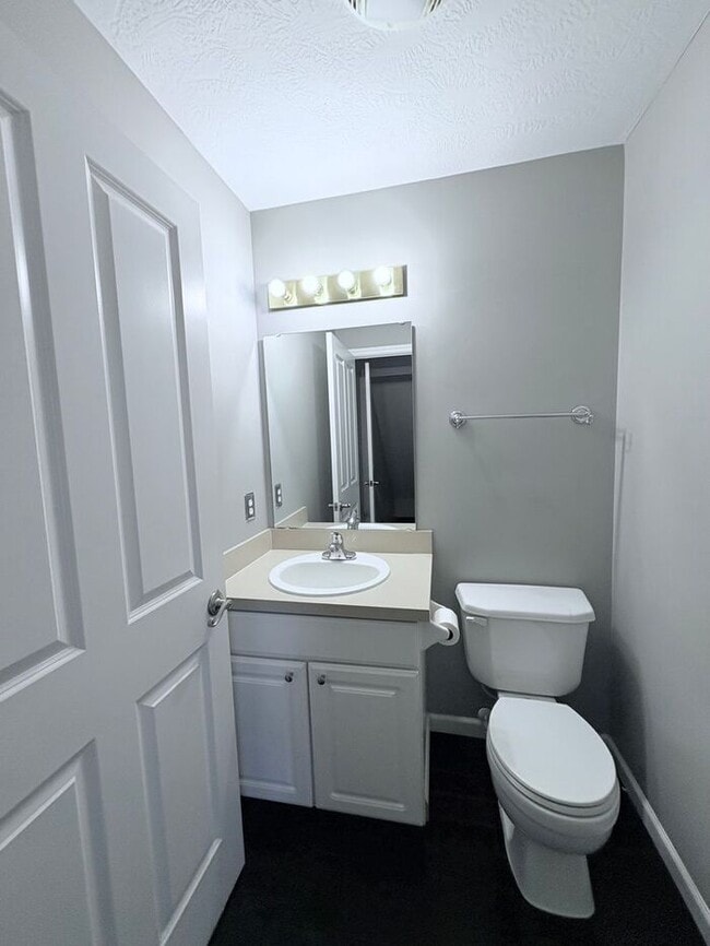 Building Photo - Stunning 2BR 3BA w/ Garage & Central A/C in Westerville!