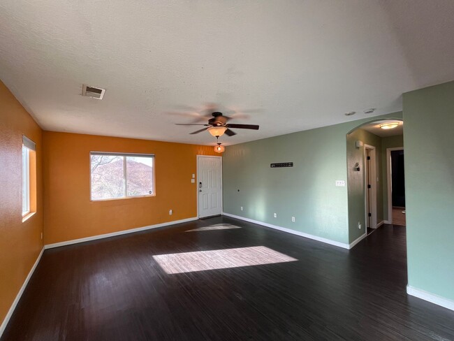 Building Photo - Lovely 2 Bedroom 2 Bathroom Located In Los...