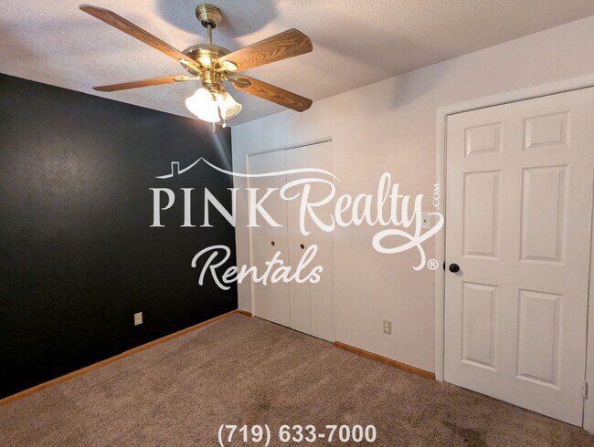 Building Photo - 2534 Ivanhoe Dr