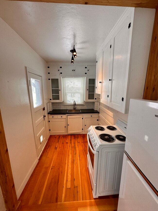 Building Photo - 2445 Custer Ave