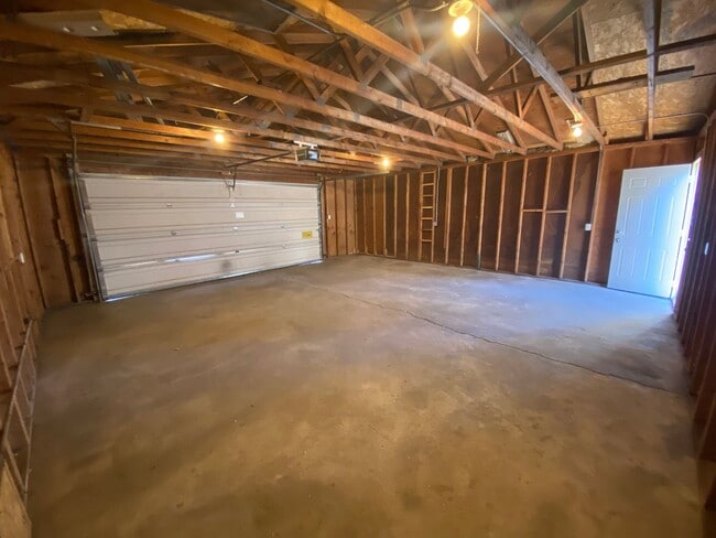 Building Photo - 4 Bedroom Home just 3 minutes from downtown!