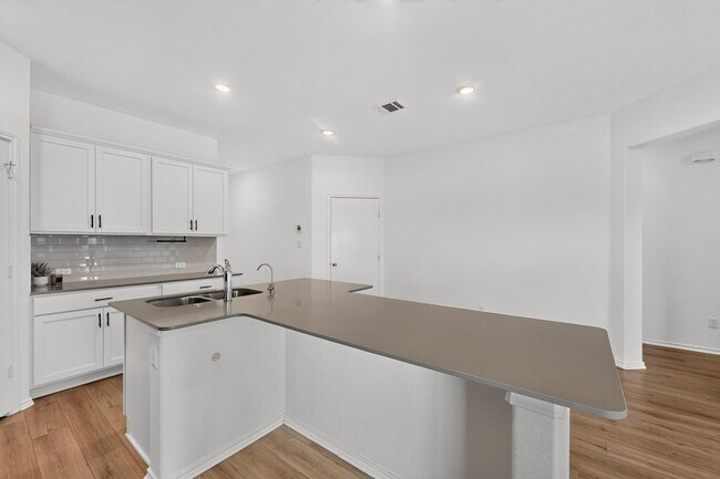 Building Photo - 941 Legends Ln