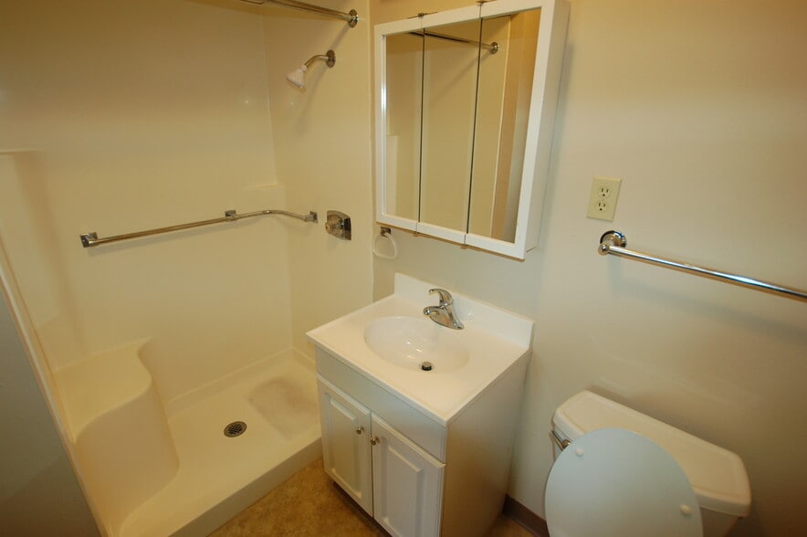 Building Photo - 600 Lewis Ave